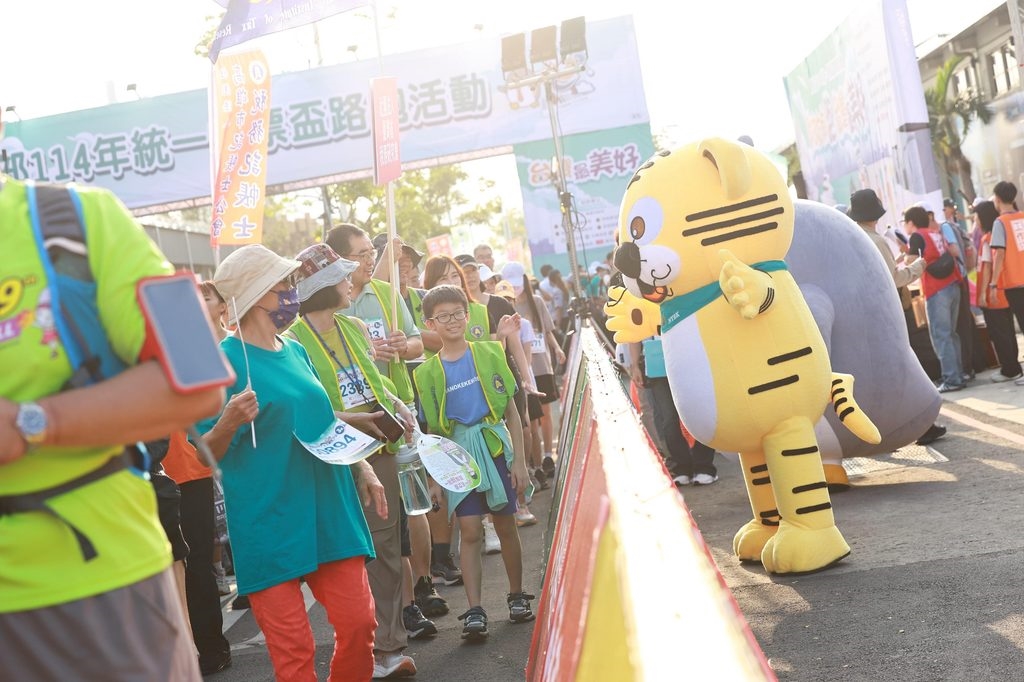 往年健走活動民眾合影,展現健走活動的熱鬧氣氛。圖/高雄國稅局提供