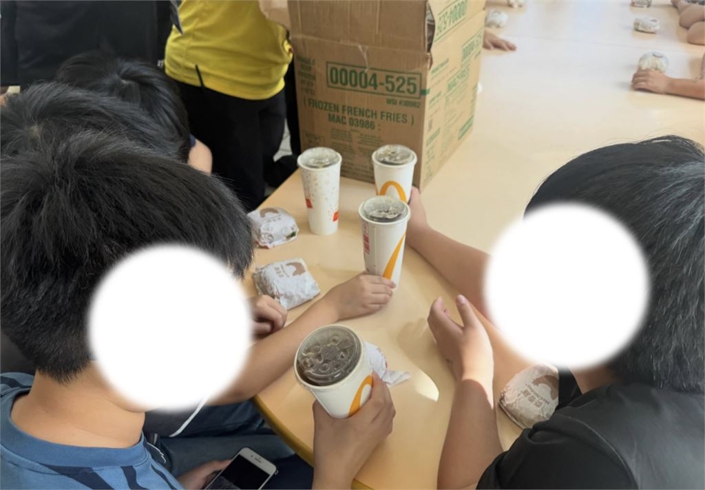 破除合菜魔咒!國小畢旅「300人嗨嗑薯條」畫面曝 萬人盛讚:好羨慕
