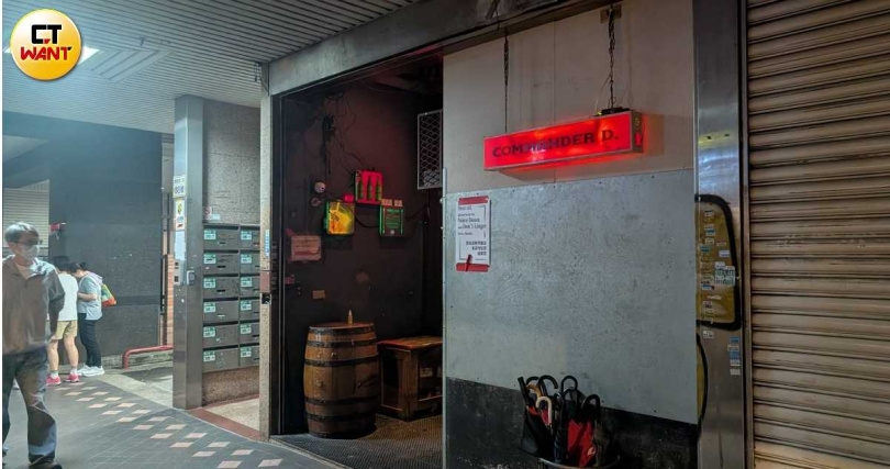 同志酒吧「Commander D」主打BDSM，店內還設有「暗房」，酒客則可在內為所欲為。（圖／林冠吟攝）