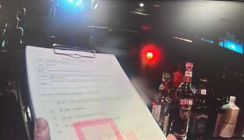 警方3日前往搜索時,依法出示搜索票。(圖/翻攝畫面)
