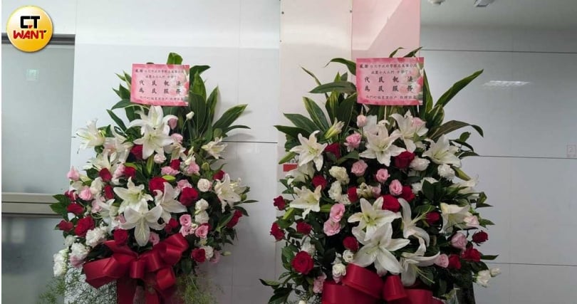 同志酒吧搜索引起風波,6日下午有自稱是福星里住戶向警局送花,「感謝波麗士大人,辛苦了」。(圖/林冠吟攝)
