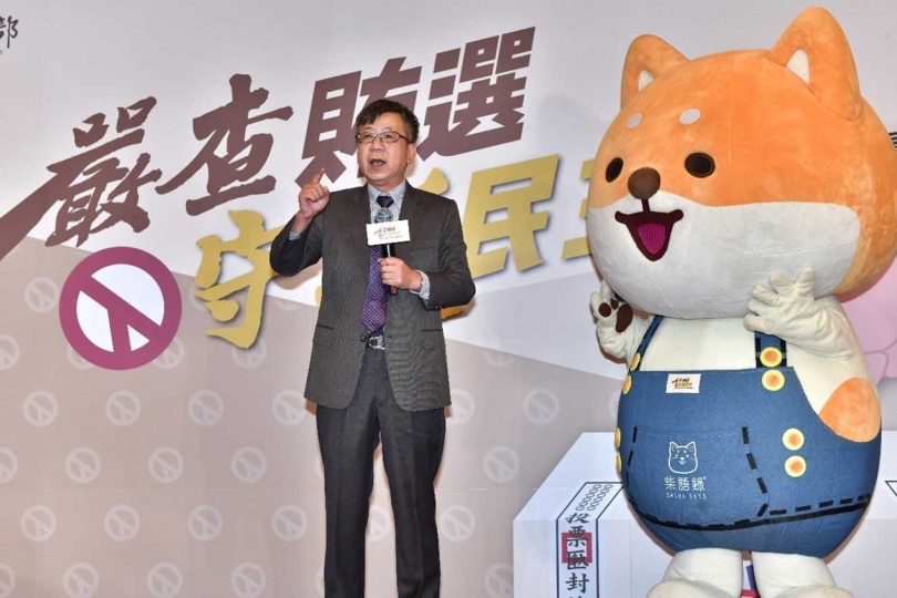 氣象主播林嘉愷與人氣IP「柴語錄」公仔以情境問答方式呈現常見的賄選陷阱。(圖/法務部提供)
