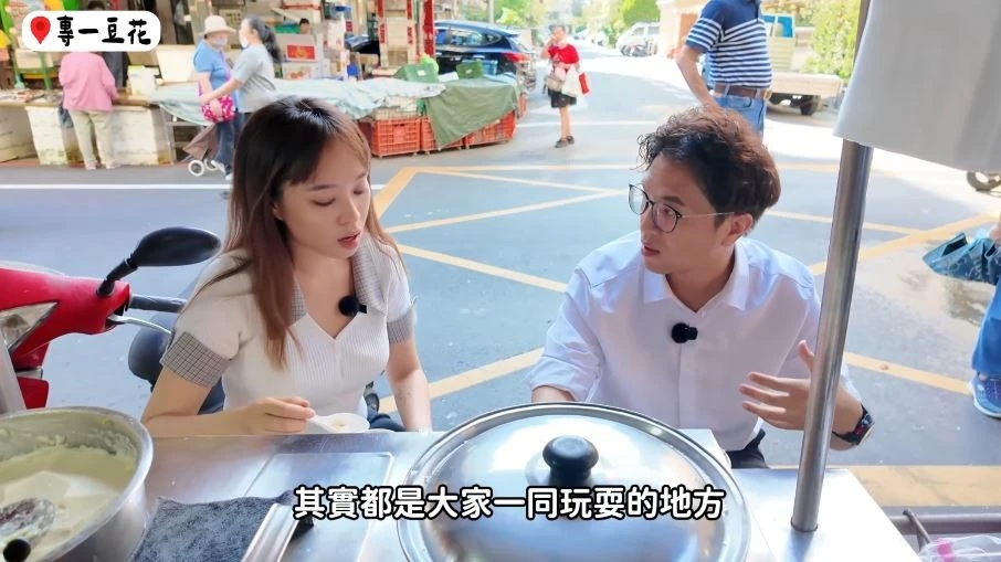 沈伯洋與《上報》里長婆一起走訪永春市場吃豆花。(上報升堂)