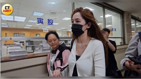 「美艷法務長」現身北院!這次沒穿短裙 出庭造型曝光