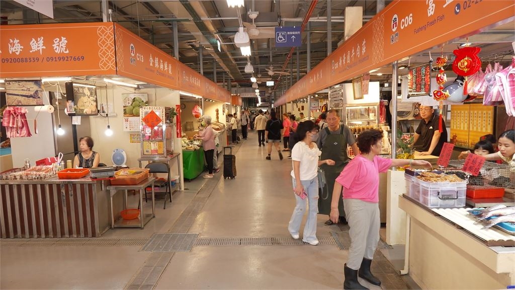 東門中繼市場正式開幕! 攤販:老客人走不過來 人潮差3~4成