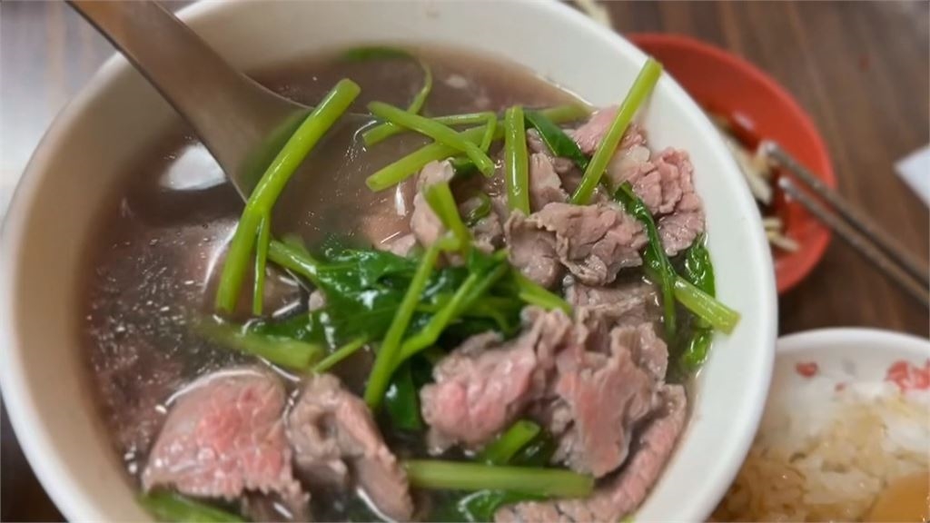王定宇化身外送員!台南新鮮牛肉湯直送台北 沈伯洋直播現場秒變「吃播」