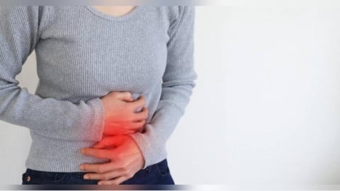 無家族史！23歲女運動員長期腹痛　醫檢查竟拉出「巨大息肉」：大腸癌0期