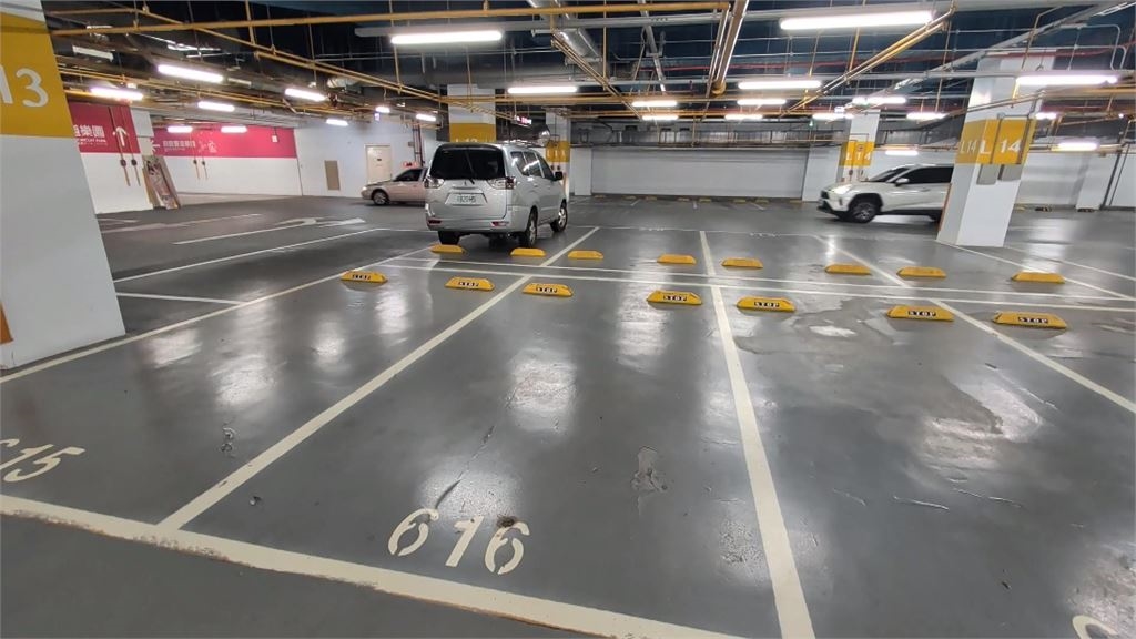 逆向強占車位不認有錯 順向駕駛理論無果直搖頭