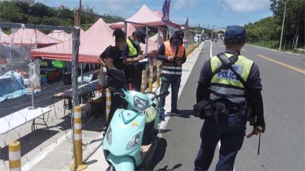 國慶連假小琉球湧上萬遊客　警戴巨型安全帽籲遊客騎車戴安全帽