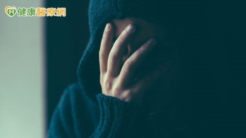 發現孩子自殘、出現自殺念頭怎麼辦？大人第一時間「這樣做」更重要