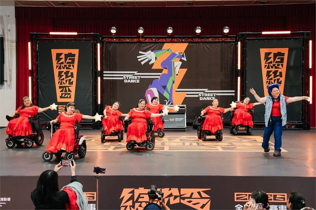 綜合/總統盃街舞預賽北二區最年長參賽者89歲!輪椅、唐寶寶12組舞者展正能量活力
