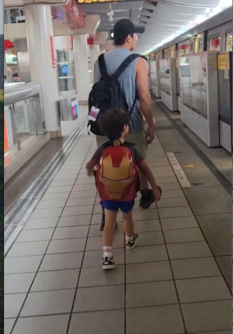 日前本刊讀者搭捷運時巧遇他帶著兒子一同出遊,私下親子時光意外被捕捉。(圖/讀者提供)