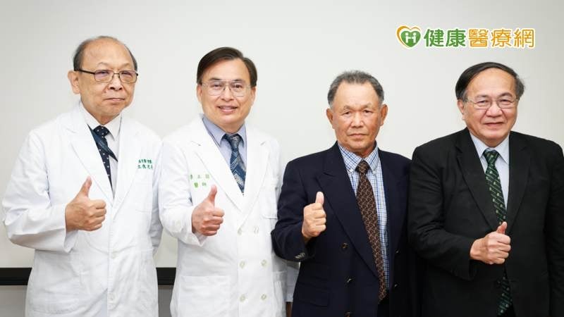 (圖左至右為德威國際牙醫口腔醫院院長林立德、台大醫院及德威口腔醫院口腔外科主治醫師李正喆、MRONJ病友許先生、德威國際口腔醫療體系創辦人陳義聰)