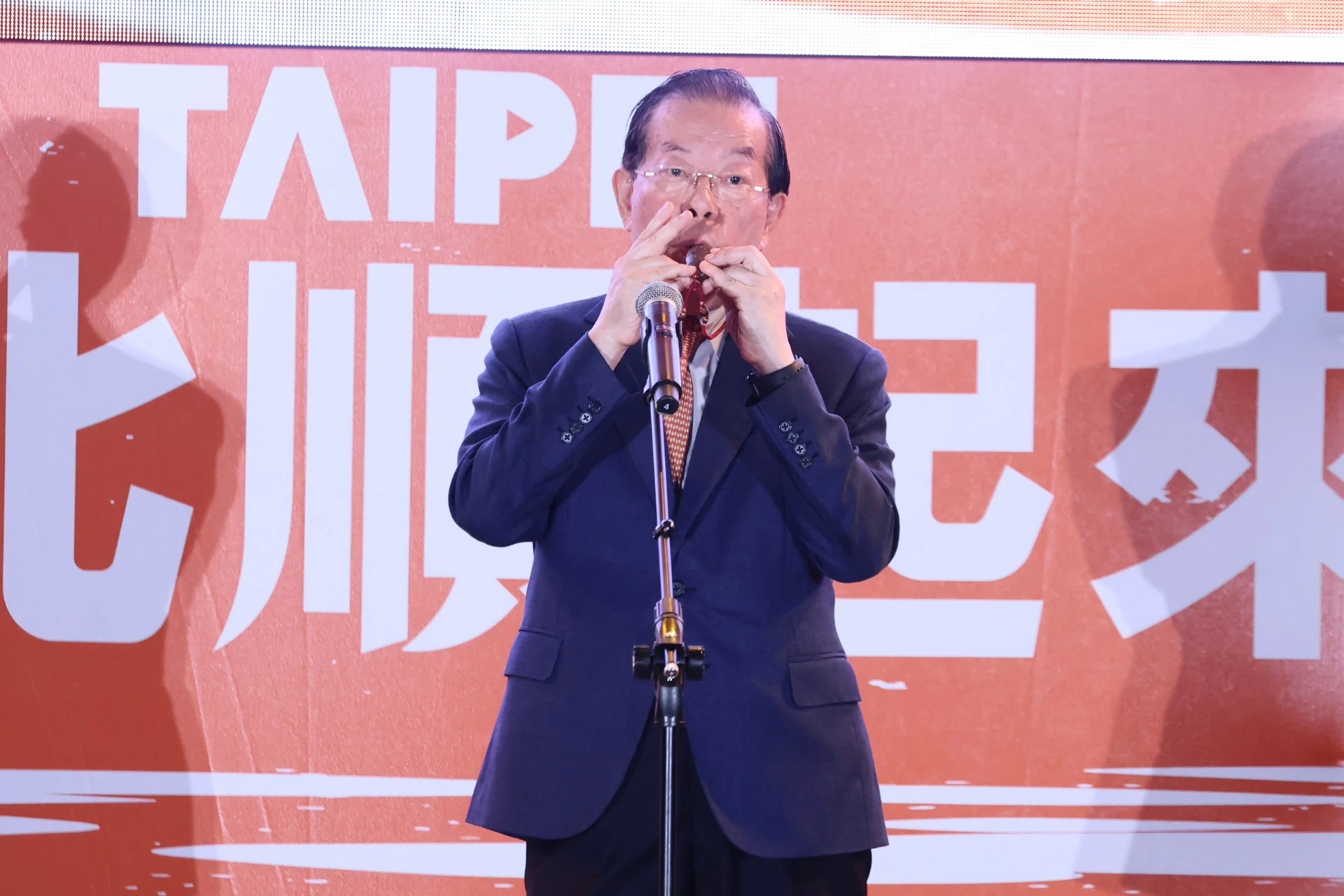 謝長廷演奏〈快樂的出帆〉。(王侑聖攝)