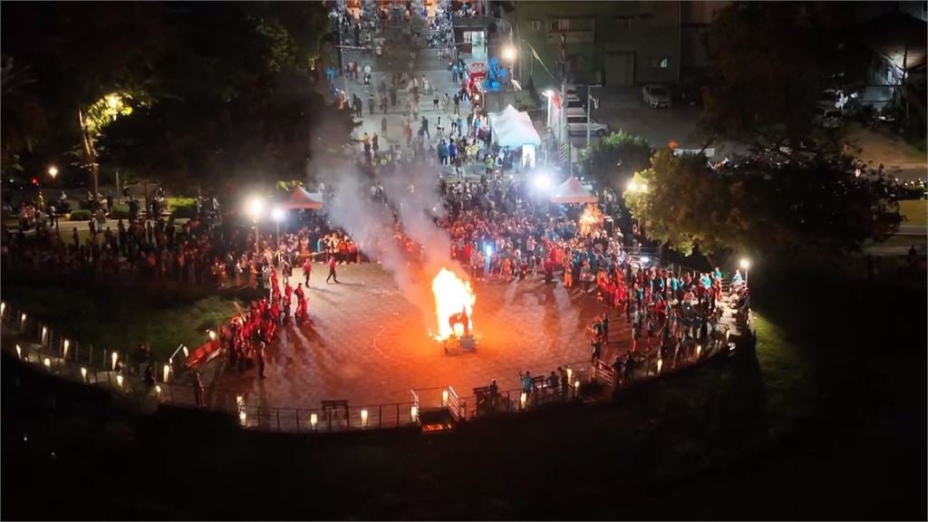 左營萬年季火獅踩街湧人潮　首度邀義消扛轎祈求出勤平安