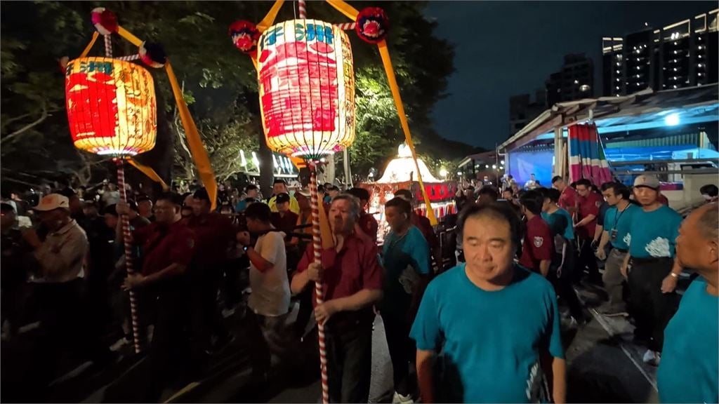 左營萬年季火獅踩街湧人潮　首度邀義消扛轎祈求出勤平安