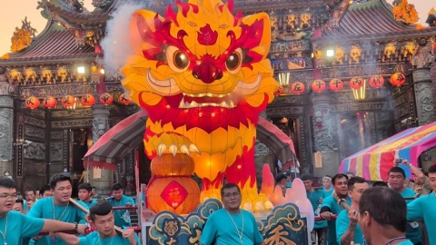 左營萬年季火獅踩街湧人潮 首度邀義消扛轎祈求出勤平安