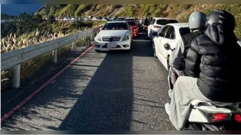 賓士橫停癱瘓合歡山! 警揭沒開單真相:能罰早罰了