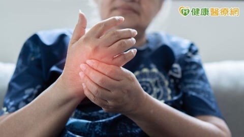 化療後雙手又麻又痛!68歲女吃止痛藥為改善 檢查發現3種微量元素不足