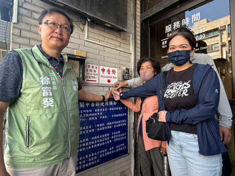 立委徐富癸為了選手權益,陪同家屬到地檢署按鈴控告江建東。(圖/報系資料照)