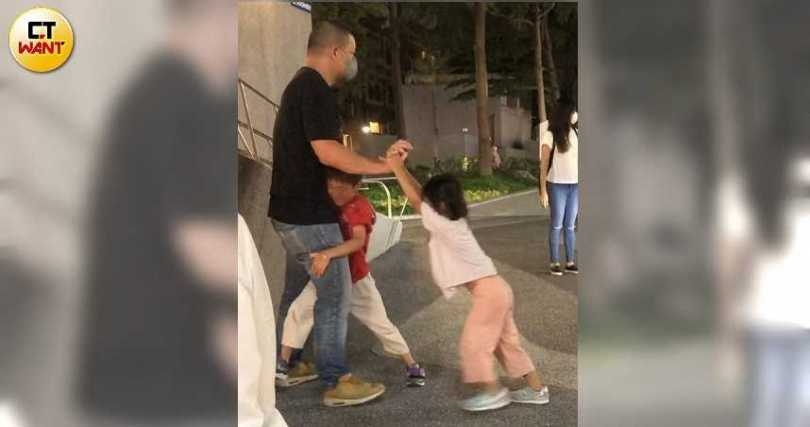 六年前本刊也曾捕獲蔣友常與子女們在路邊玩樂,親子關係極好。(圖/本刊攝影組)