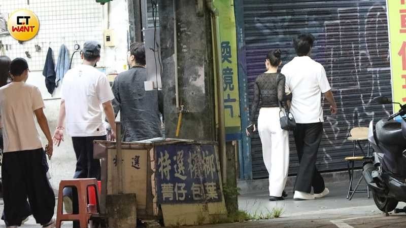 孫麥傑與新女友在友人面前毫不避諱,大方勾手並肩同行。(圖/本刊攝影組)