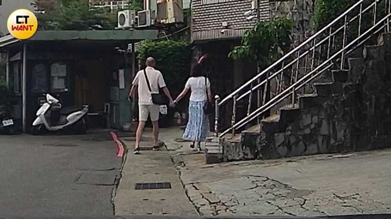 10月6日下午溫翠蘋與新男友一同走出住處,兩人手牽著手一起走進停車場取車。(圖/本刊攝影組)
