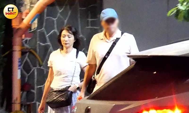 仔細觀察男方看起來與溫翠蘋年紀相仿,身高明顯高出她半個頭以上,目測約185公分高。(圖/本刊攝影組)