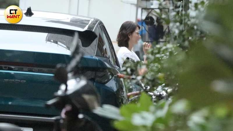 到達大安區停妥車後,溫翠蘋短暫走出來抽一下加熱菸,兩條眉毛上還貼著棉片。(圖/本刊攝影組)