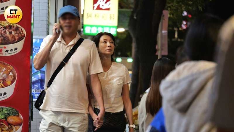 晚間7點多,溫翠蘋和高大男友來到捷運雙連站附近逛街吃飯,兩人始終緊牽著手。(圖/本刊攝影組)