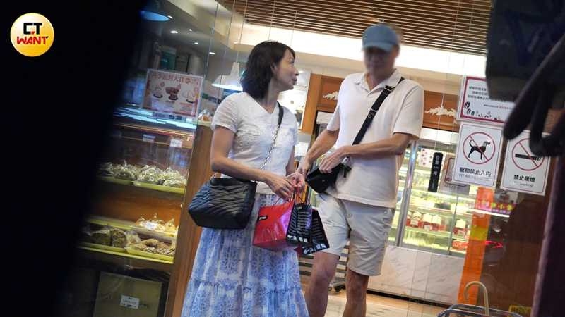 用完餐後,這對情侶沿路又買了糕點、甜品等「戰利品」。(圖/本刊攝影組)