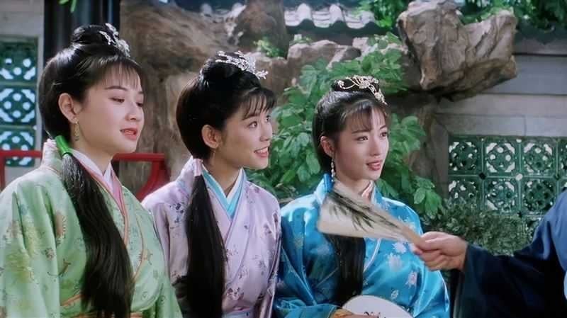 溫翠蘋(右1)曾在周星馳電影《唐伯虎點秋香》中飾演「冬香」一角。(圖/翻攝自微博)