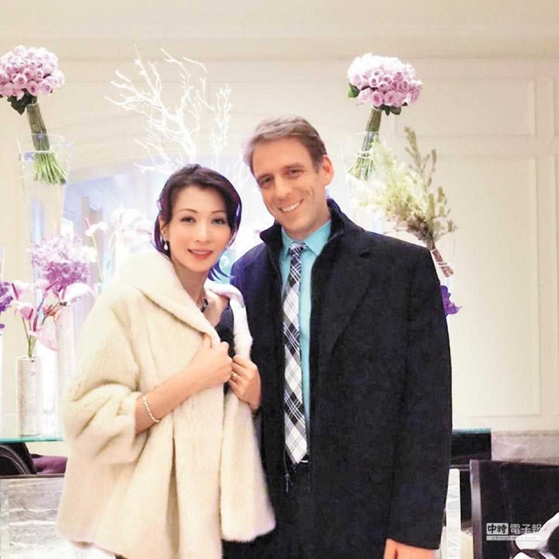 2014年,溫翠蘋梅開二度,再婚嫁給年薪約630萬元的美籍金融顧問Kevin。(圖/翻攝自溫翠蘋臉書)