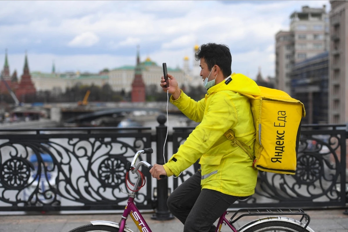 2021年4月29日,俄羅斯莫斯科一名Yandex Eats外送員。(法新社)