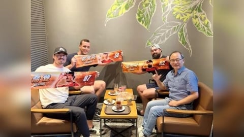 中職／統一獅歡送3洋將照片樓歪！眼尖網友注意到總經理星巴克咖啡也是半杯