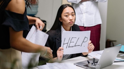 上屬不管加下屬擺爛!中階主管慘遭夾擊崩潰問:能否告職場霸凌?律師親揭「這些關鍵」