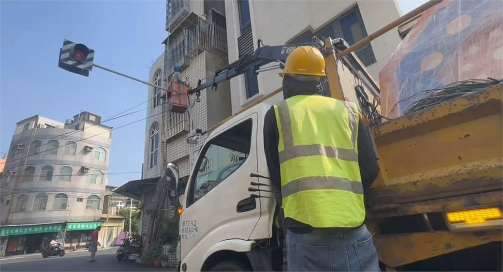 鹿港街頭上空掛滿三角玉米脆片? 不是啦!鎮公所公佈解答