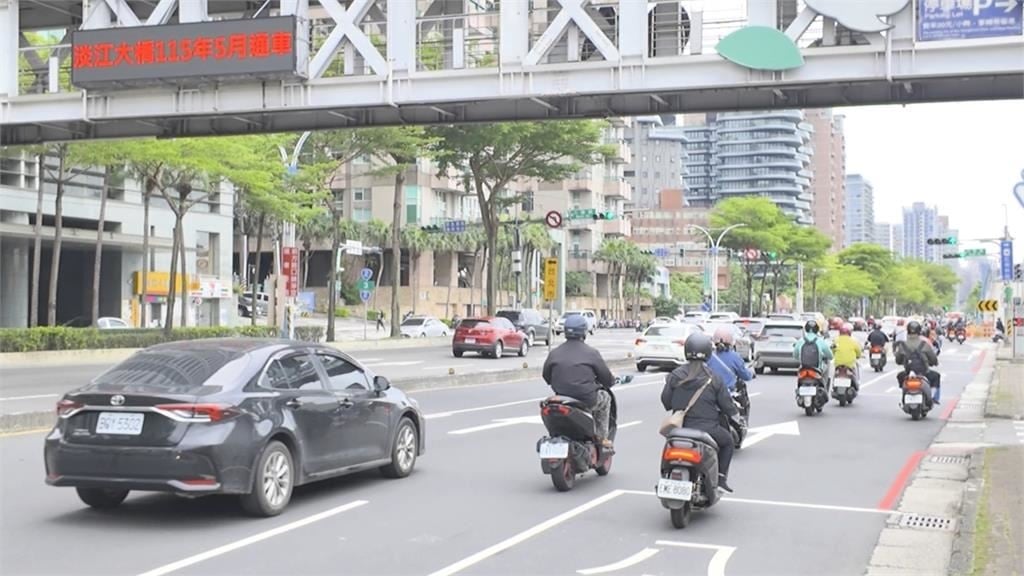 台灣人熱心度爆表!騎士等紅燈不用講話「1動作」網秒懂:這就是默契