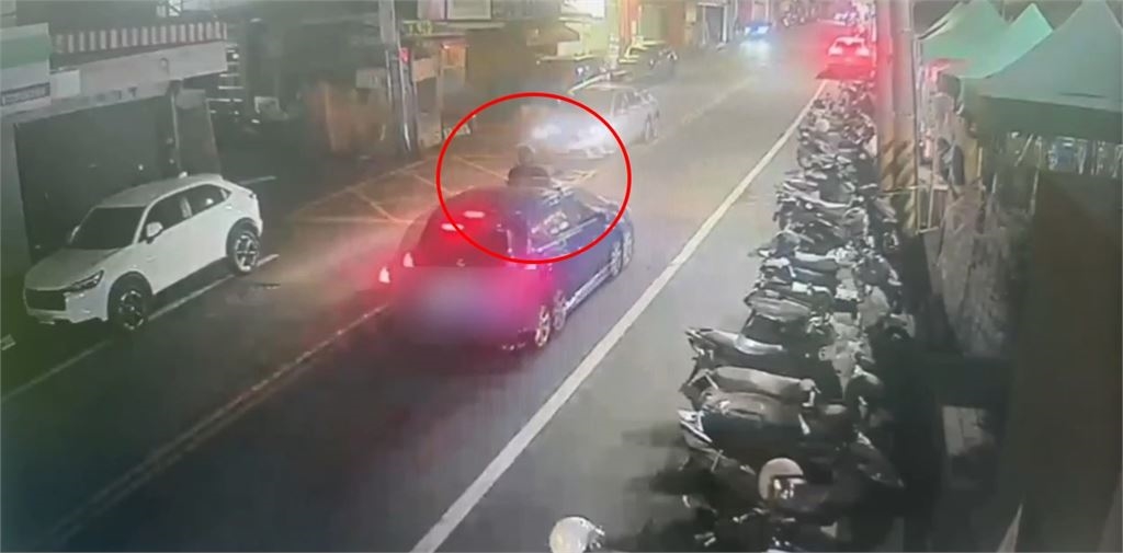 離奇車禍變跳街舞? 騎士落地「頭下腳上」如Breaking撐地