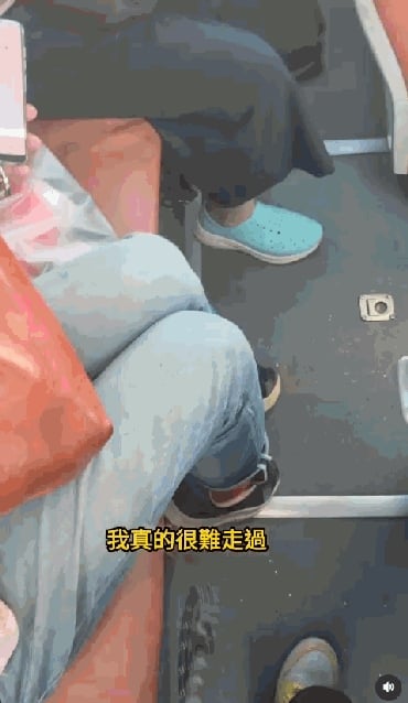 女星台北搭公車「狂被乘客擋」!突踩空「差點摔飛」驚悚1幕全被拍:很痛