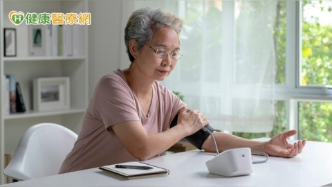 血壓忽高忽低心情好焦慮 醫揭「居家量血壓七大盲點」