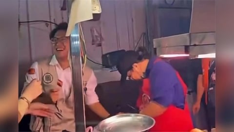 沈伯洋士林夜市掃街被餵食想付錢 與攤商阿嬤「推來推去」畫面曝光