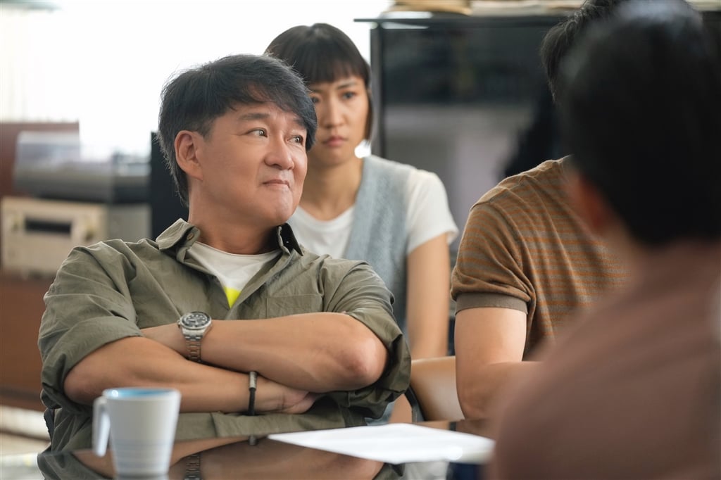 周華健《接招吧!製作人》以本名客串演出(圖/壹壹影業提供)