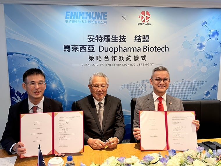 ▲安特羅生技總經理張哲瑋(左)、國光生技董事長詹啟賢(中)、Duopharma Group CEO-Wan Amir Jeffery Bin Wan Abdul Majid(右)。(圖/安特羅生技提供)