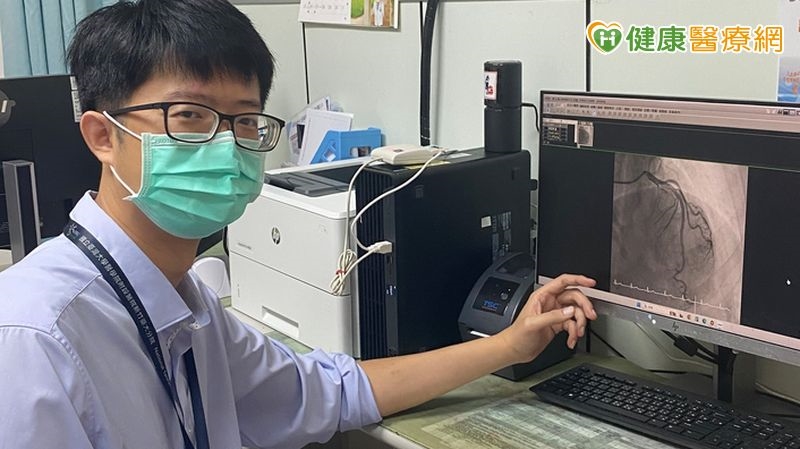▲新竹臺大分院心臟血管科呂忠穎醫師透過冠狀動脈攝影影像說明,運用FFR進行功能性評估,可協助醫師更精準判斷冠狀動脈狹窄情形。