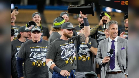 MLB(影)／一壘手鮑爾斯獲頒國聯冠軍賽MVP！竟是釀酒人隊史第一人