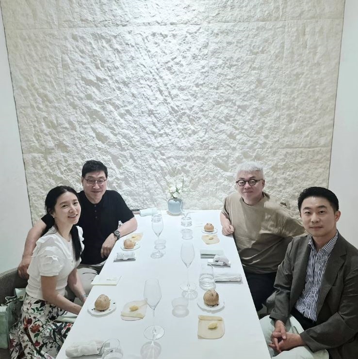 女星罕攜75歲富豪尪同框！「臉蛋0皺紋」夫妻合體驚呆網：差20歲？
