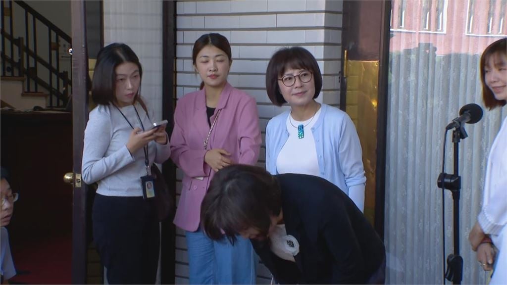 外套披肩上備詢遭賴惠員噹「不純樸」!賈永婕「驚脫口8字」預告下次立院穿搭