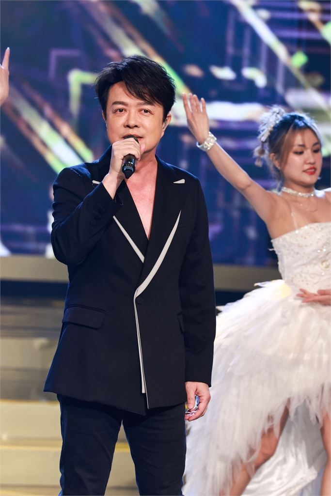 金曲歌王「犯大忌」!錄白冰冰節目唱一半走音 秒變臉「尷尬畫面」流出