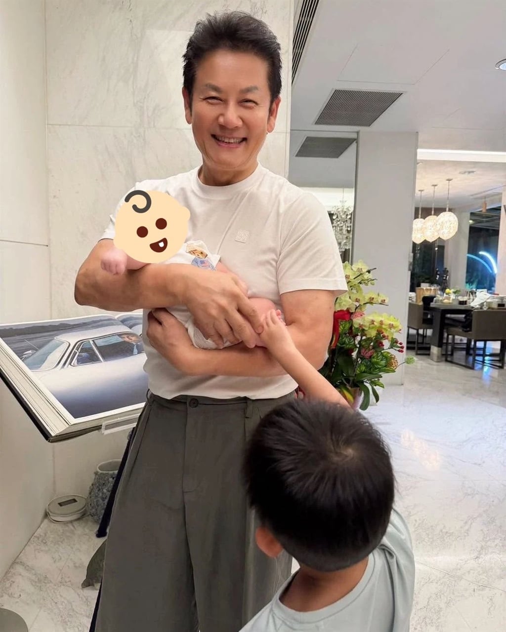 近年脾氣被觀眾公認「當阿公脾氣好很多!」(圖/翻攝自臉書粉絲專頁)
